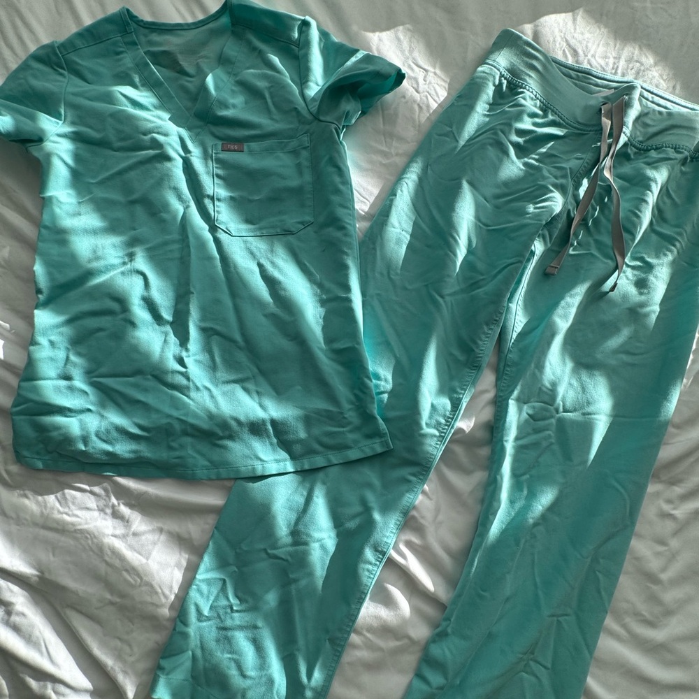 Lightly Worn Figs Scrub Set - Light Blue